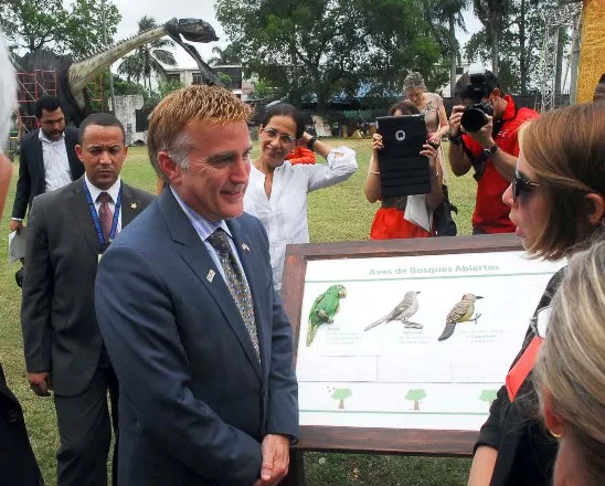 JAMES W. BREWSTER-EMBAJADOR