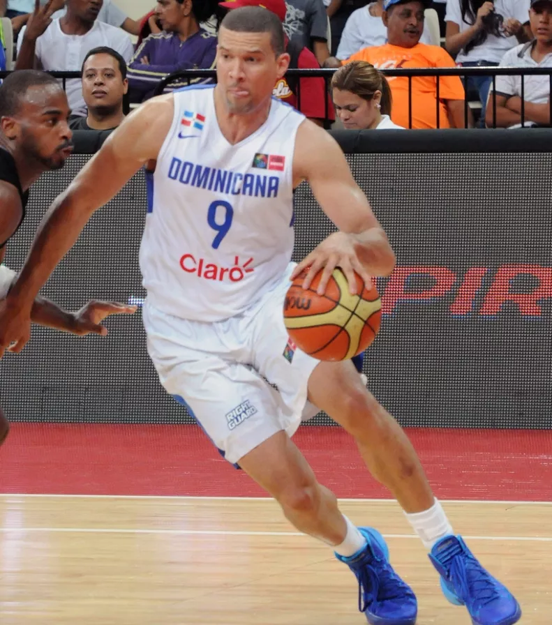 Francisco García, de RD, ante Jamaica en el Premundial de basket en Caracas.