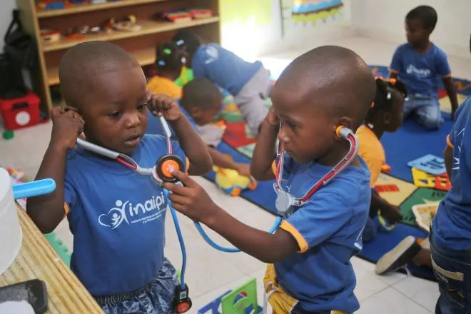 ninos-jugando-en-su-sala-del-caipi