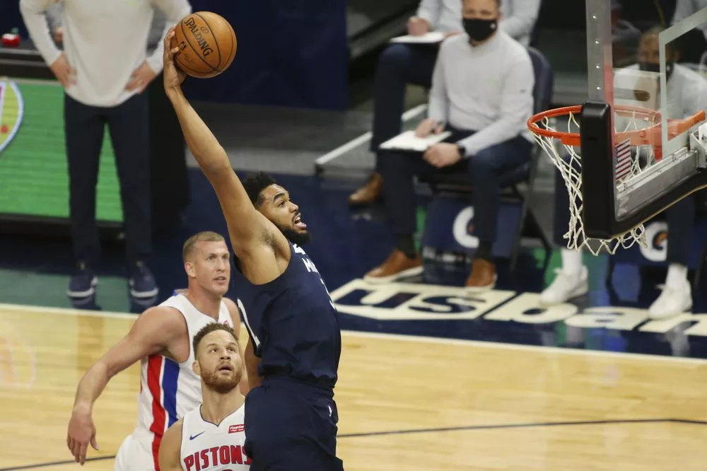 Karl-Anthony Towns, alero de los Timberwolves de Minnesota, realiza una clavada frente a Blake Griffin