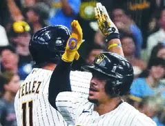 Willy Adames (27) festeja con Rowdy Tellez por el  jonrón.