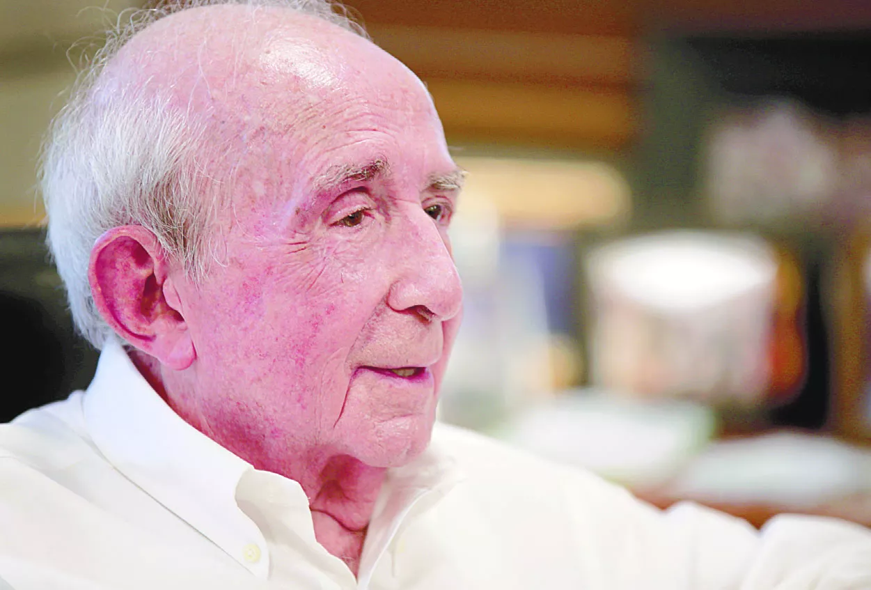 González Corripio es tímido,  pero de carácter decidido. Aún recorre las tiendas del Centro Cuesta para hablar con los clientes  y los empleados.  ELIESER TAPIA