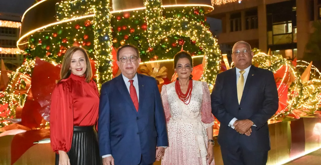 Clarissa de la Rocha de Torres, Héctor Valdez Albizu, Fior Martínez de Valdez y Ervin Novas.