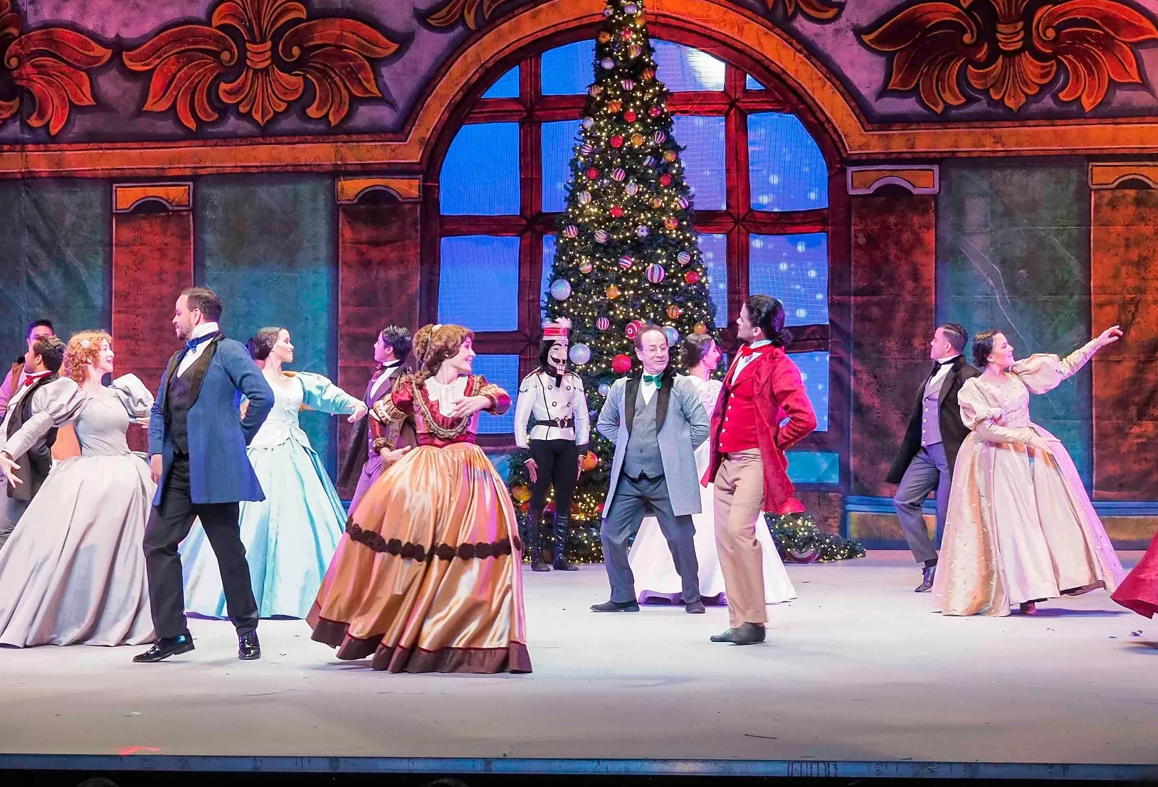 Gladys Rodríguez y el actor Sergio Acosta, director del Grupo de Teatro de la PUCMM, actuaron en Cascanueces.