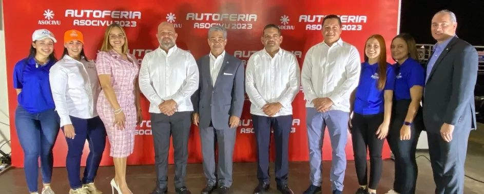 Héctor Rodríguez, Juan José Guerrero (centro), Peter Cabrera, Félix Pujols y ejecutivos de Atrio Seguros.
