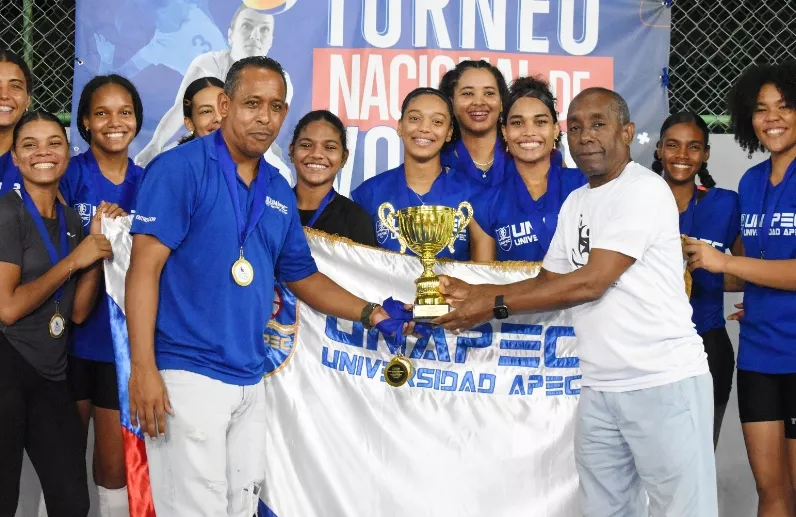 Roque García entrega el trofeo a las campeonas del evento.