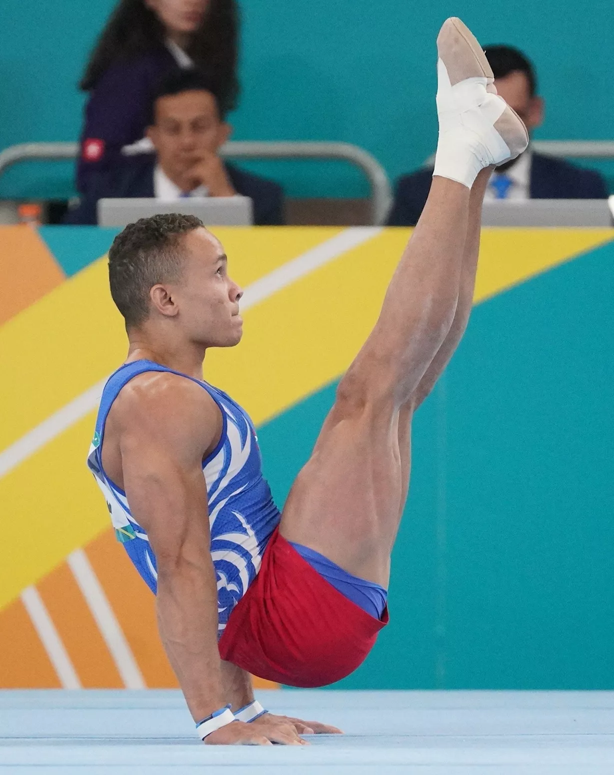 Audrys Nin Reyes   realiza una de sus maniobras    en la competencia de gimnasia   .  manolito jimenez