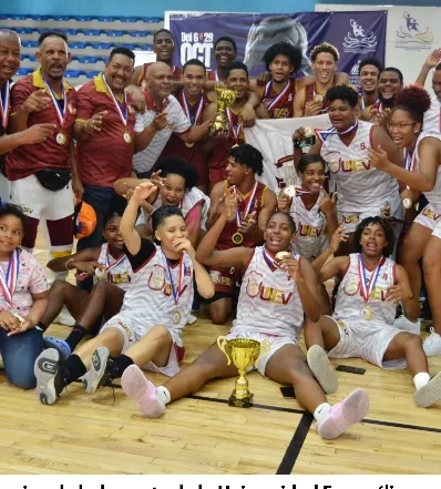 Jugadores de la Unev celebran  triunfo en baloncesto.