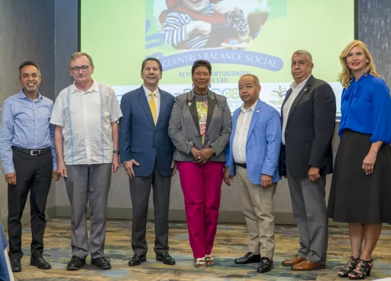 Personalidades  durante conversatorio “Retos caso CAD”.