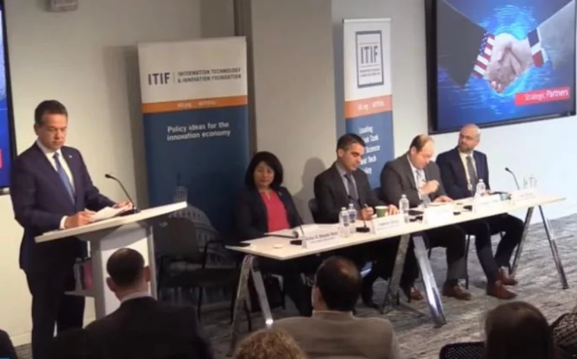 Víctor Ito Bisonó participa en presentación del estudio.