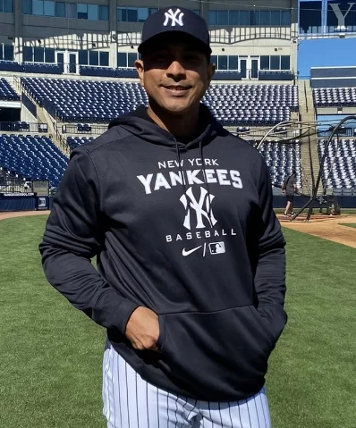 El dominicano Luis Rojas dirige el tránsito de los Yanquis.