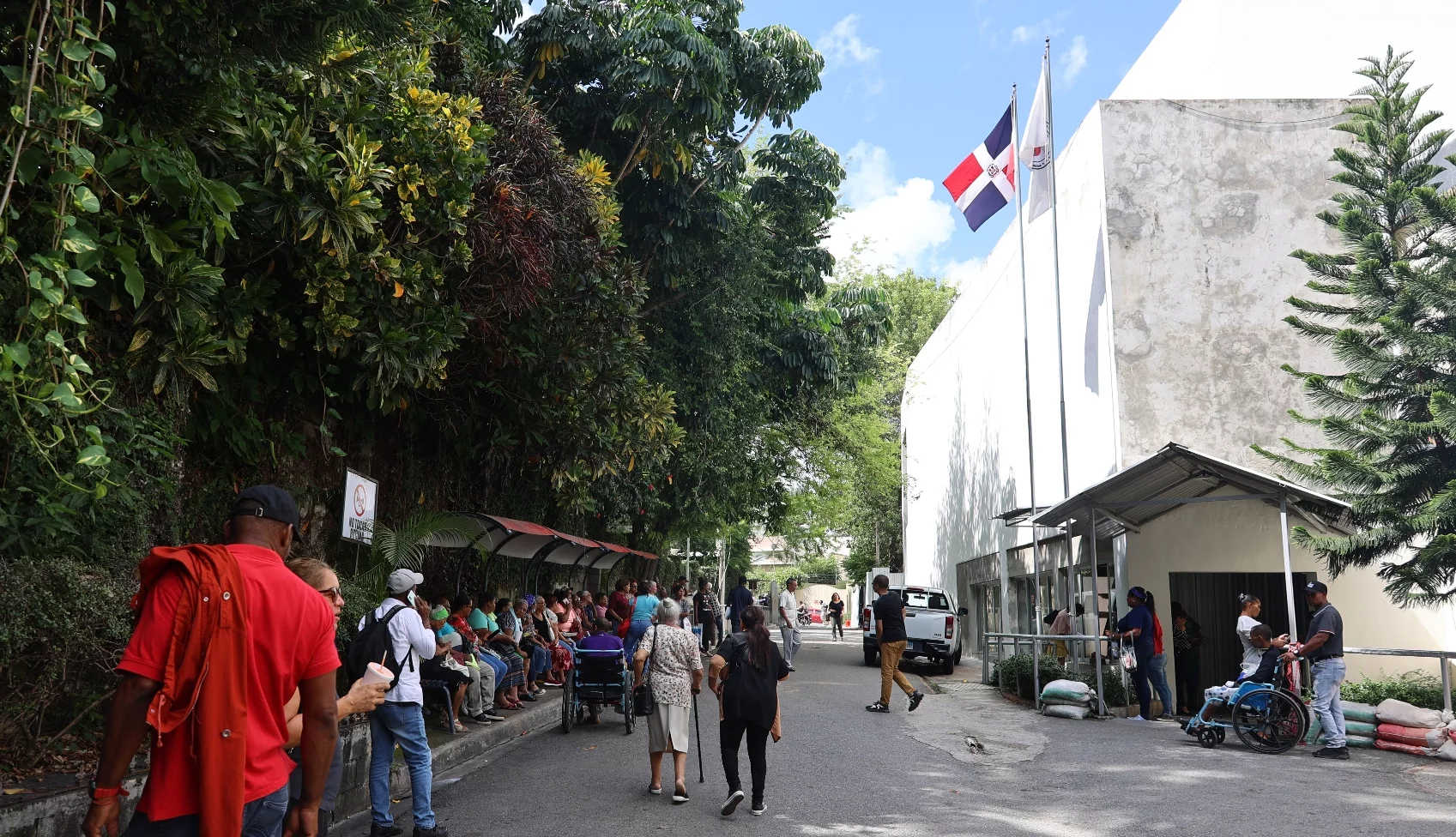 Aquí  llegan pacientes desde  la madrugada y, en caso de ir a pie, se les dificulta el acceso por una cuesta.  Arlenis castillo