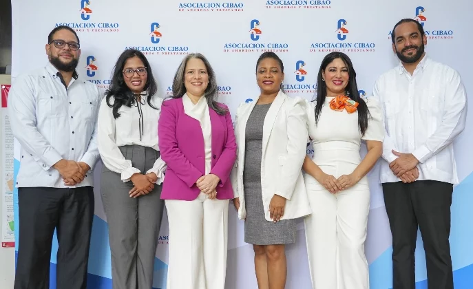 Carlos Reyes, Pamela Hilario, Yara Hernández, Belissa Best, Claribel López y Ariel Bisonó.