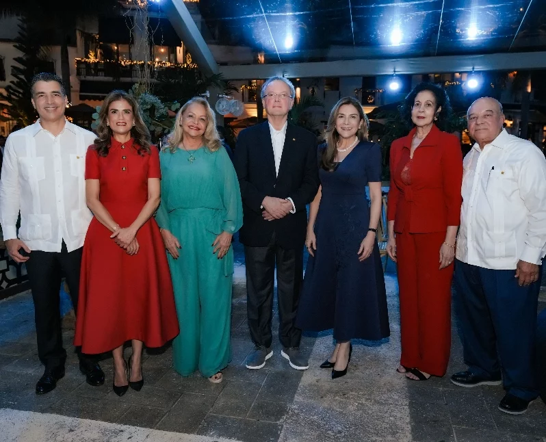 Christopher Paniagua, Sandra  de Paniagua, Rosa Hernández de Grullón, Manuel A. Grullón, Carolina Mejía, Manuel E. Jiménez F. y Griselda  de Jiménez.