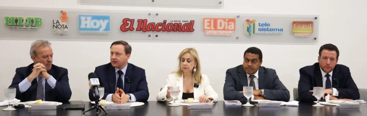 Manuel Campo Vidal, Gabriel Fernández Rojas, Ángela Montoya, José P. Monegro y José Alejandro Aybar en el Almuerzo del Grupo de Comunicaciones Corripio.
